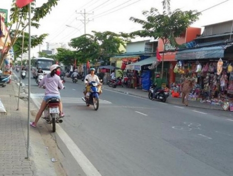 Tôi bán đất lô gốc 2 mặt tiền ngay trung tâm giá rẻ có 360 triệu.