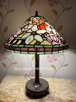 Đèn Tifany Để Bàn Hoa Leo Hồng