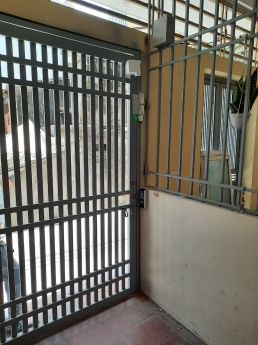 Khoá cửa vân tay . Thiết bị trống trộm – Còi báo động
