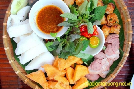 Quán Bún Đậu Mẹt, Cơm Gà Xối Mỡ Ngon Tân Phú