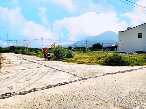 CHÍNH CHỦ CẦN BÁN GẤP LÔ ĐẤT CÀ NÁ MẶT TIỀN ĐƯỜNG LỚN GIÁ CHỈ 740 TRIỆU