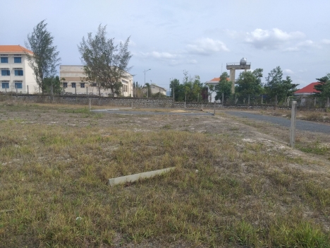 Bán gấp lô đất 200m2 Cạnh Trường trung cấp nghề Cam Lâm đối diện công viên...!
