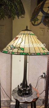 Giao lưu em đèn tiffany chân đồng hoạ tiết hoa hồng