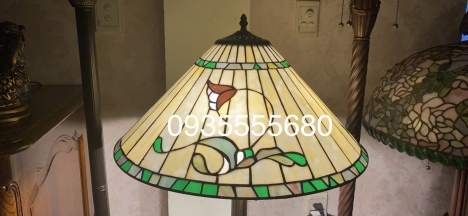 Giao lưu em đèn tiffany chân đồng hoạ tiết hoa hồng