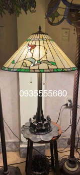 Giao lưu em đèn tiffany chân đồng hoạ tiết hoa hồng