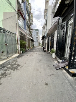 Bán gấp nhà phố chính chủ giá rẻ 1trệt 3lầu 52m2 trong KDC Hồng Long sổ hồng riêng Thủ Đức