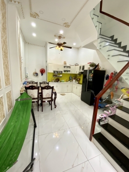 Bán gấp nhà phố chính chủ giá rẻ 1trệt 3lầu 52m2 trong KDC Hồng Long sổ hồng riêng Thủ Đức
