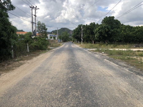 Bán gấp lô đất Cực rẻ đối diện trường trung cấp nghề Cam Lâm full, thổ đường nhựa 13m LH Mr Hải