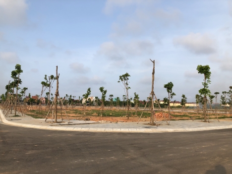 Đất quốc lộ - đường tránh lũ TT hành chính H. Quảng Ninh