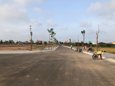 Đất quốc lộ - đường tránh lũ TT hành chính H. Quảng Ninh