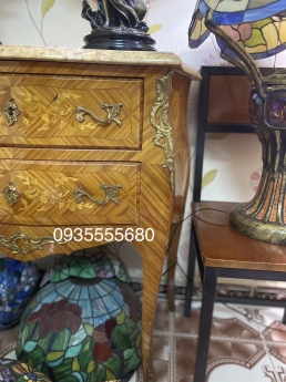 Giao lưu em kệ mặt đá hàng âu