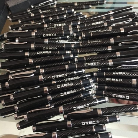 Bút kim loại khắc logo - Quà tặng bền bỉ song hành cùng thời gian