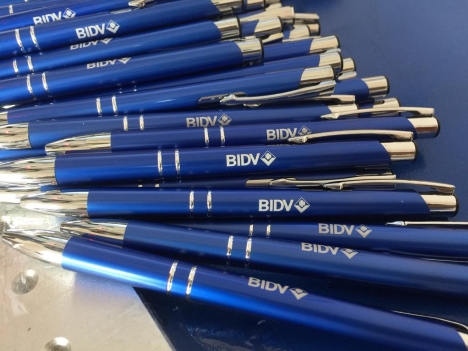 Bút kim loại khắc logo - Quà tặng bền bỉ song hành cùng thời gian