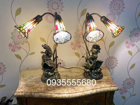 Giao lưu em đèn tiffany hoạ tiết hoa loa kèn kết hợp tượng nàng tiên cá