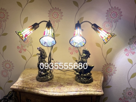 Giao lưu em đèn tiffany hoạ tiết hoa loa kèn kết hợp tượng nàng tiên cá