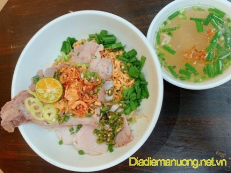 Hủ Tiếu Trộn Tương Tào, Sườn Cay Khổng Lồ