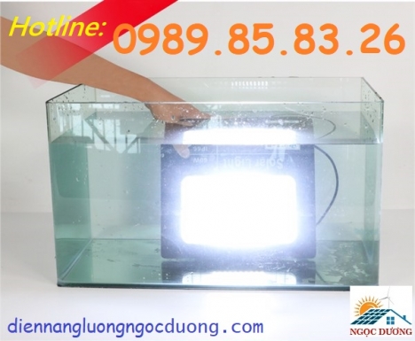 Đèn LED pha năng lượng mặt trời 60W 4 khoang, đèn 60W năng lượng mặt trời 4 ngăn