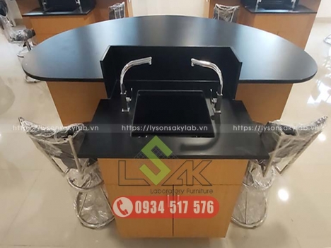 Bàn thí nghiệm có bồn rửa