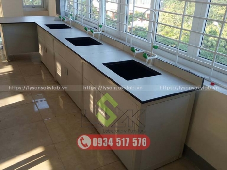 Bàn thí nghiệm có bồn rửa