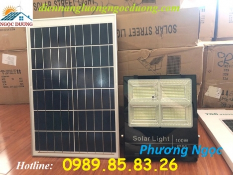 Đèn LED pha năng lượng mặt trời 100W 4 khoang, đèn pha 4 khoang năng lượng mặt trời