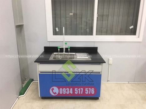 Bàn thí nghiệm có bồn rửa