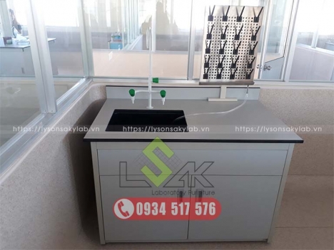 Bàn thí nghiệm có bồn rửa