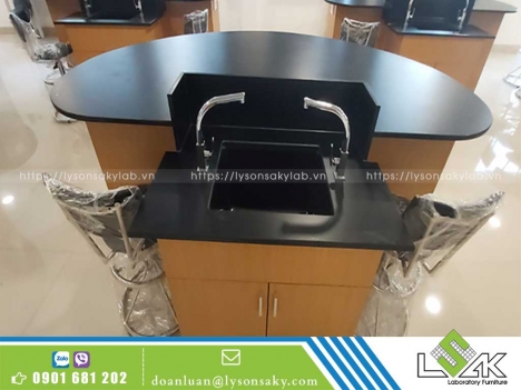 Bàn thí nghiệm hóa học