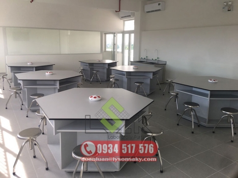 Bàn thí nghiệm trường học
