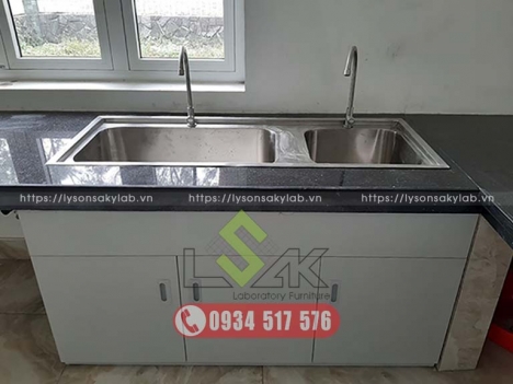 Bàn thí nghiệm có bồn rửa