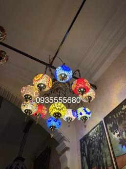 Lấp ló vài em đèn chùm kính màu đa sắc lạ mắt