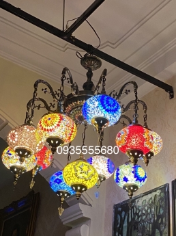 Lấp ló vài em đèn chùm kính màu đa sắc lạ mắt