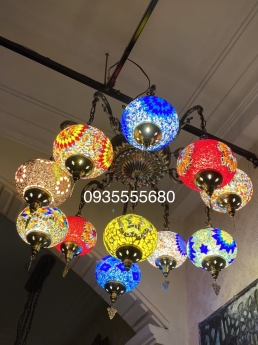 Lấp ló vài em đèn chùm kính màu đa sắc lạ mắt