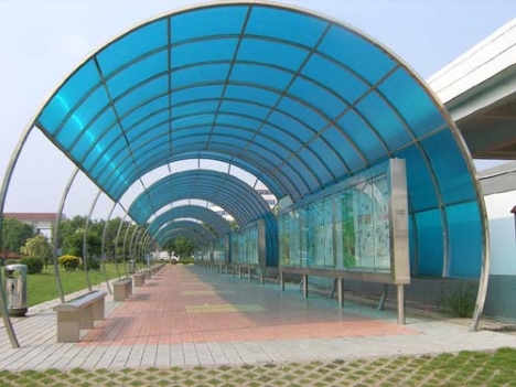 MÁI LẤY SÁNG: 6 ĐIỂM KHÁC BIỆT CỦA KÍNH VÀ POLYCARBONATE