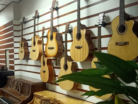 Phân biệt giữa guitar đệm hát và guitar cổ điển