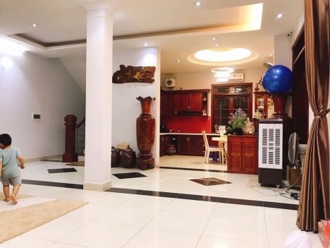 Biệt thự tây nam Linh Đàm, lô góc, vỉa hè rộng, có thang máy Dt 200m2, 4.5 tầng, làm nhà hàng Âu,