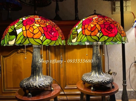 Đôi đèn tiffany hoạ tiết hoa hồng.