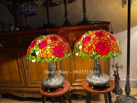 Đôi đèn tiffany hoạ tiết hoa hồng.
