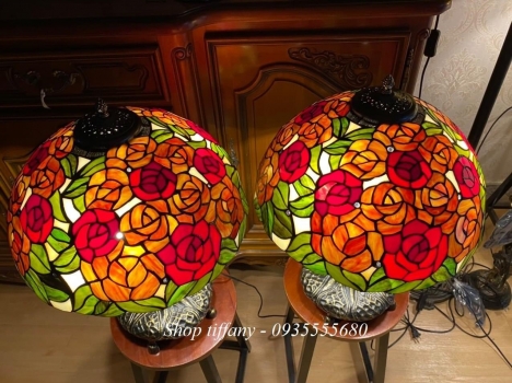 Đôi đèn tiffany hoạ tiết hoa hồng.