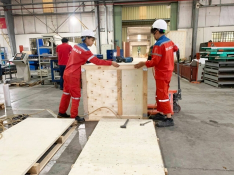 Đóng gói hàng hóa máy móc ở khu công nghiệp thăng long