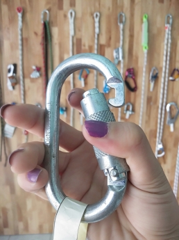 Móc chữ D chốt tự động AF18B