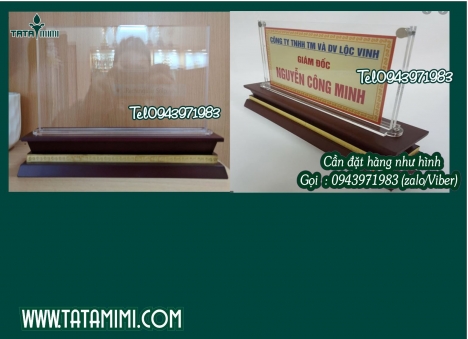 Biển chức danh mica chữ A có nội dung thay đổi.