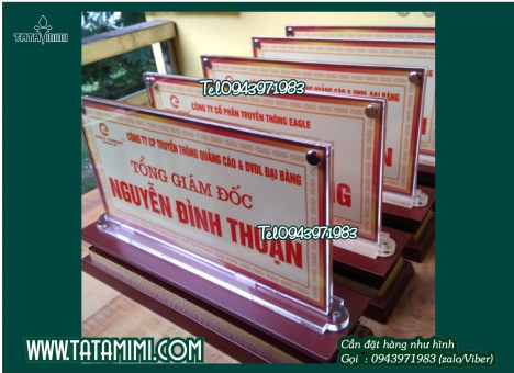 Biển chức danh mica chữ A có nội dung thay đổi.