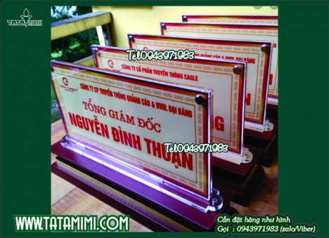 Biển chức danh mica chữ A có nội dung thay đổi.