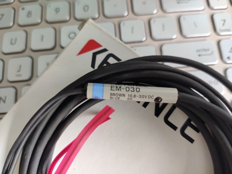 Hàng sẵn kho - Bộ cảm biến EM-030, KEYENCE