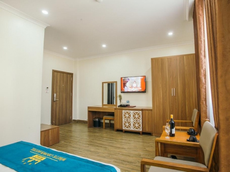 Khách Sạn White Crown Hotel