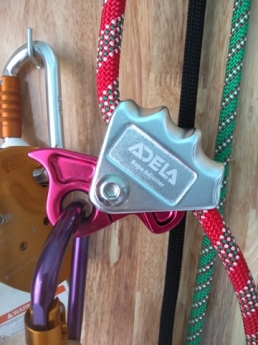 Khóa an toàn chống rơi Adela