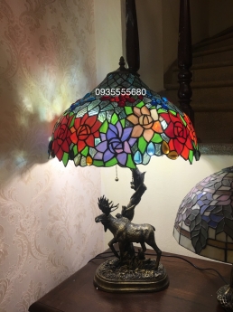 Đèn bàn tifany hoa hồng hoạ tiết tuần lộc cổ