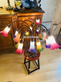 Giao lưu đèn tiffany hoa ly đa sắc độc lạ