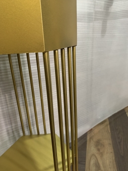 Kệ decor phòng thiết kế hộp lục giác màu vàng gold, đôn chậu cây cảnh trong nhà