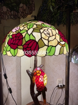 Đèn vẹt hoa hồng rực rỡ 